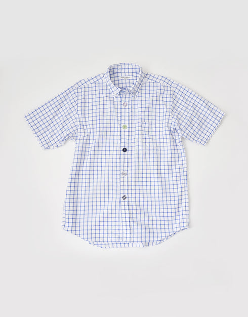 くるみボタンの半袖シャツ